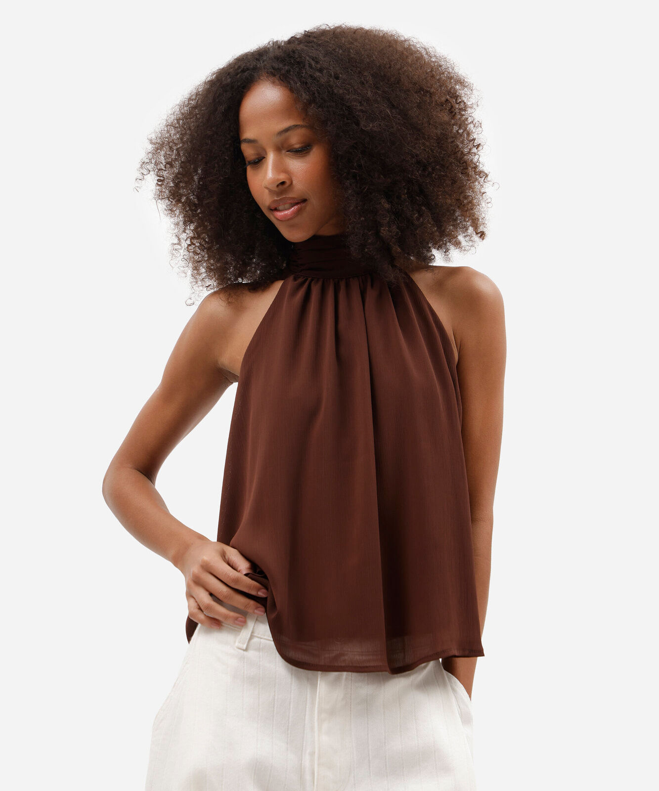 blusa feminina gola alta texturizada marrom