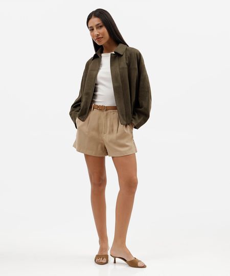 short feminino com pregas e cinto bege 38
