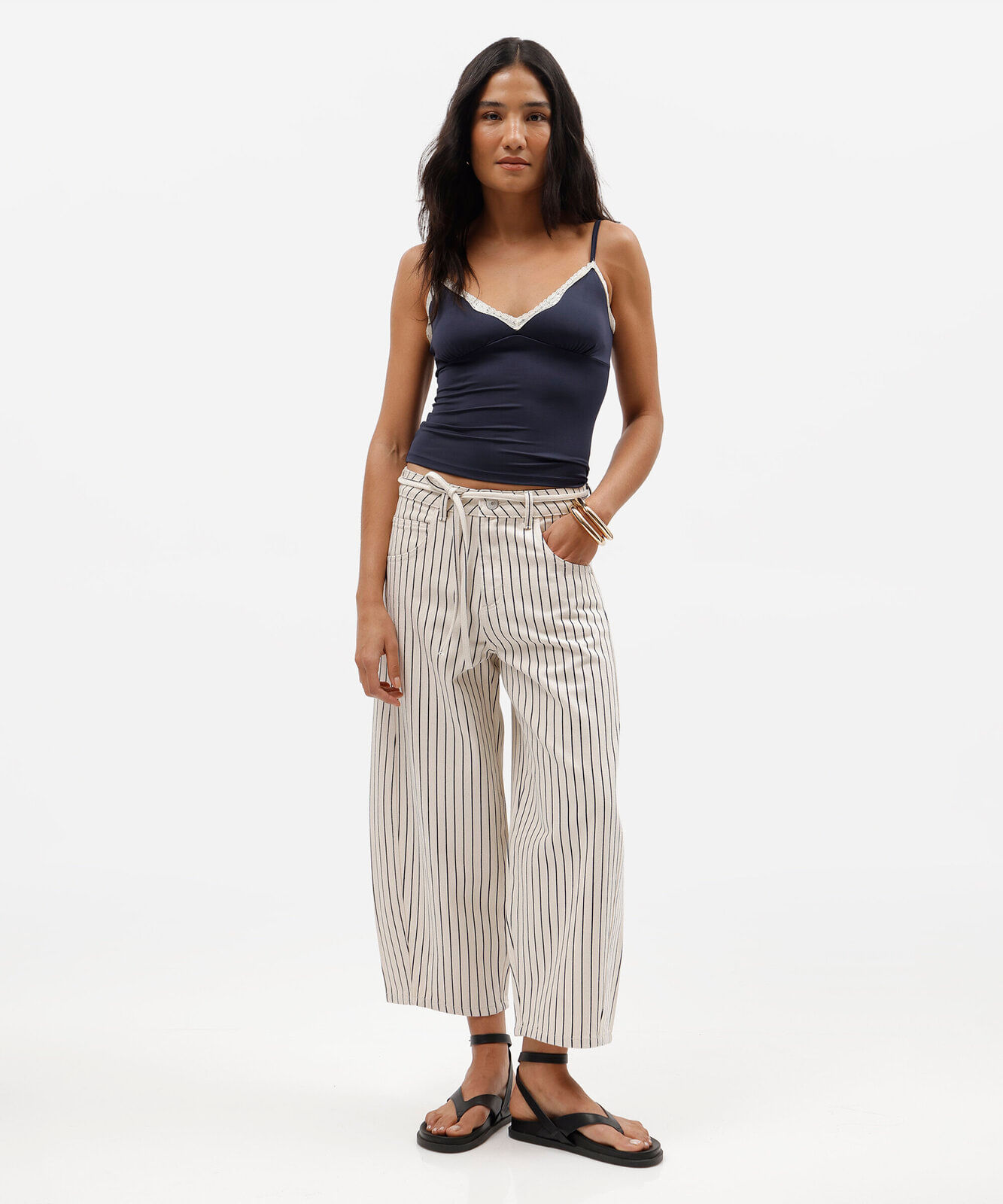 calça balloon cropped feminina de sarja com cordão cintura média listrada bege