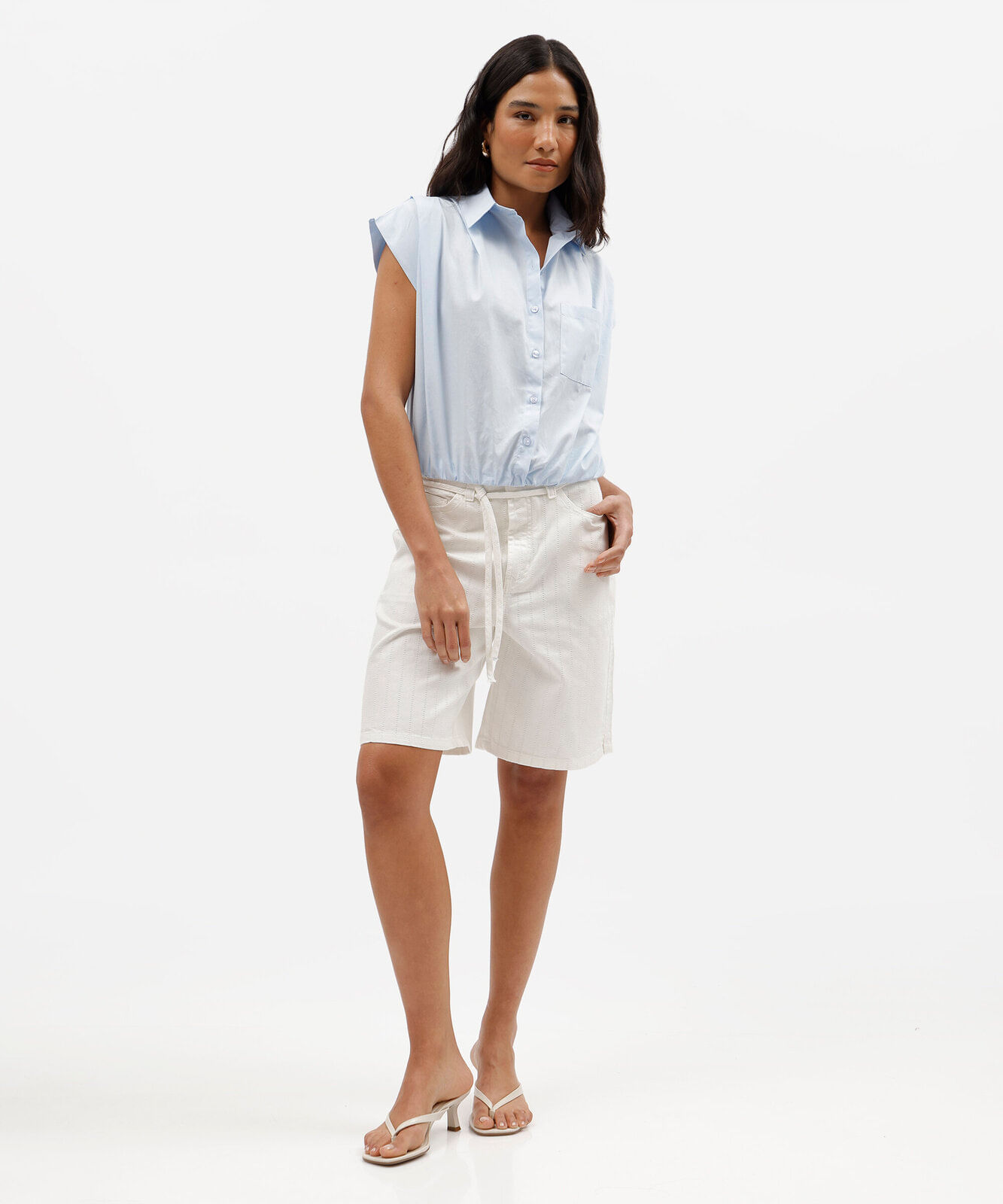 bermuda feminina de sarja com cordão cintura média off white