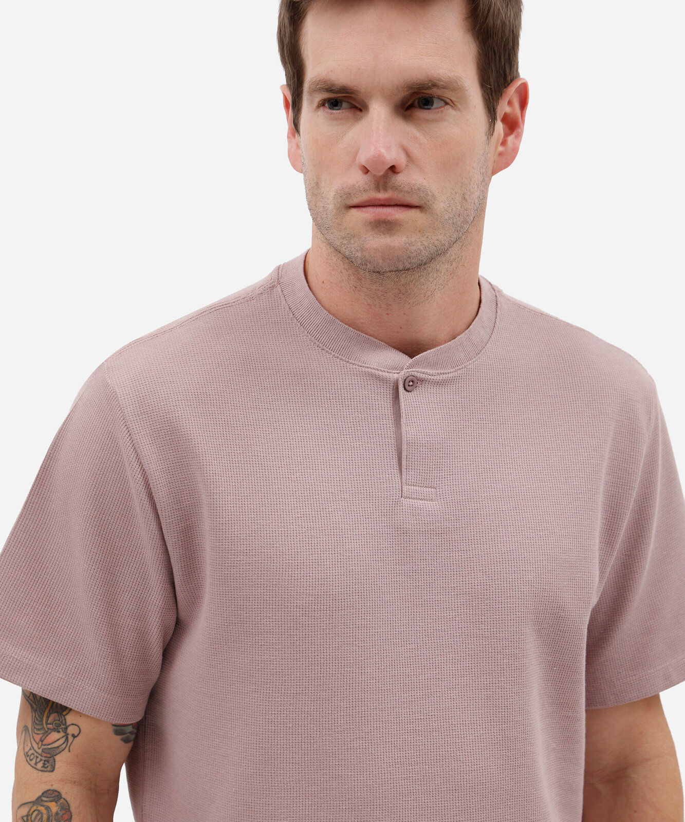 camiseta masculina com algodão manga gola henley texturizada lilás