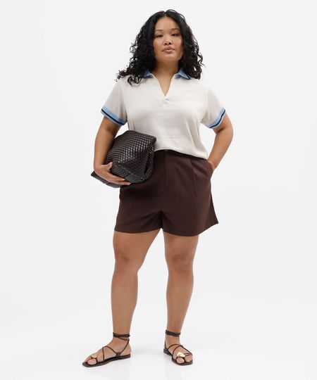 short de alfaiataria com pregas plus size marrom 50