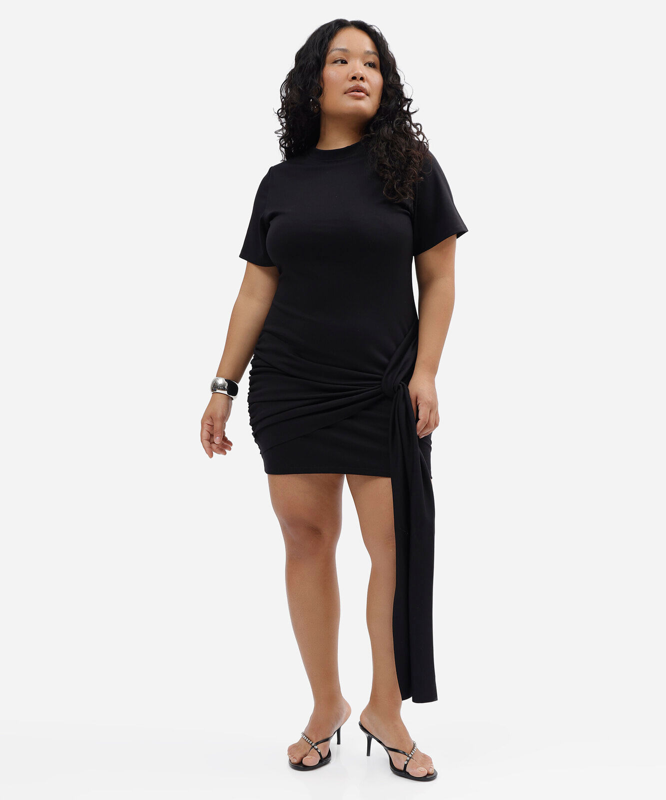 vestido curto feminino com ombreira franzido mindset plus size preto
