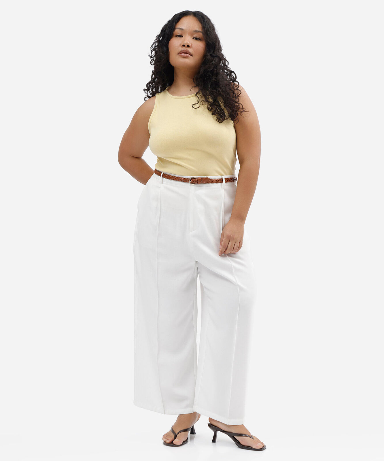 calça de alfaiataria cropped feminina com cinto plus size off white