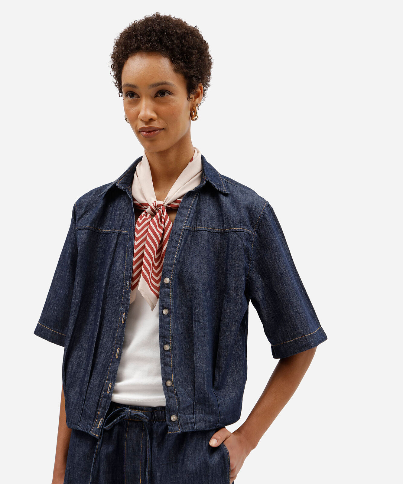 camisa feminina jeans manga curta com pregas azul
