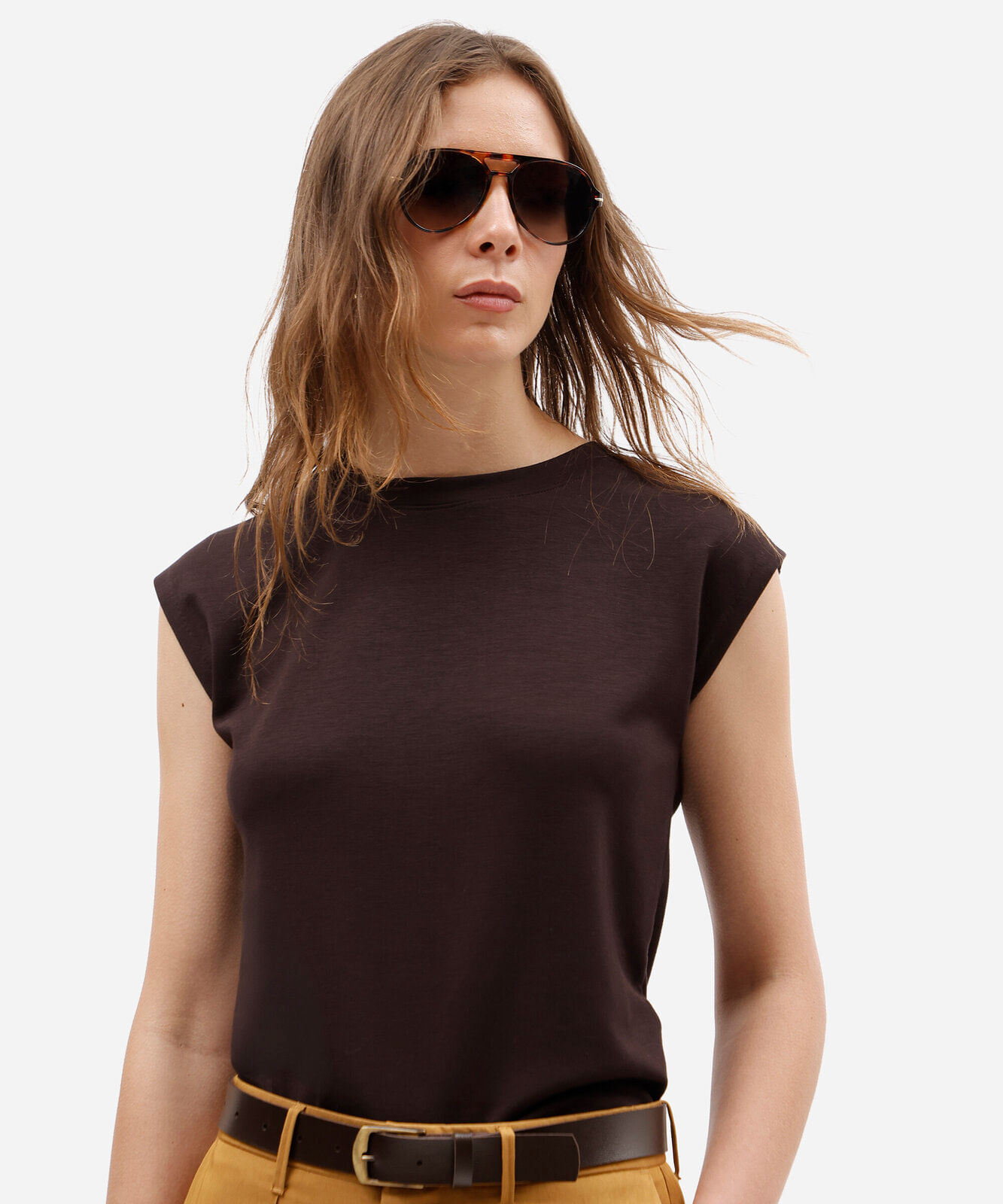 blusa muscle tee feminina com viscose decote redondo marrom