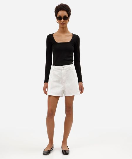 short feminino de sarja com pregas cintura média texturizado off white 46