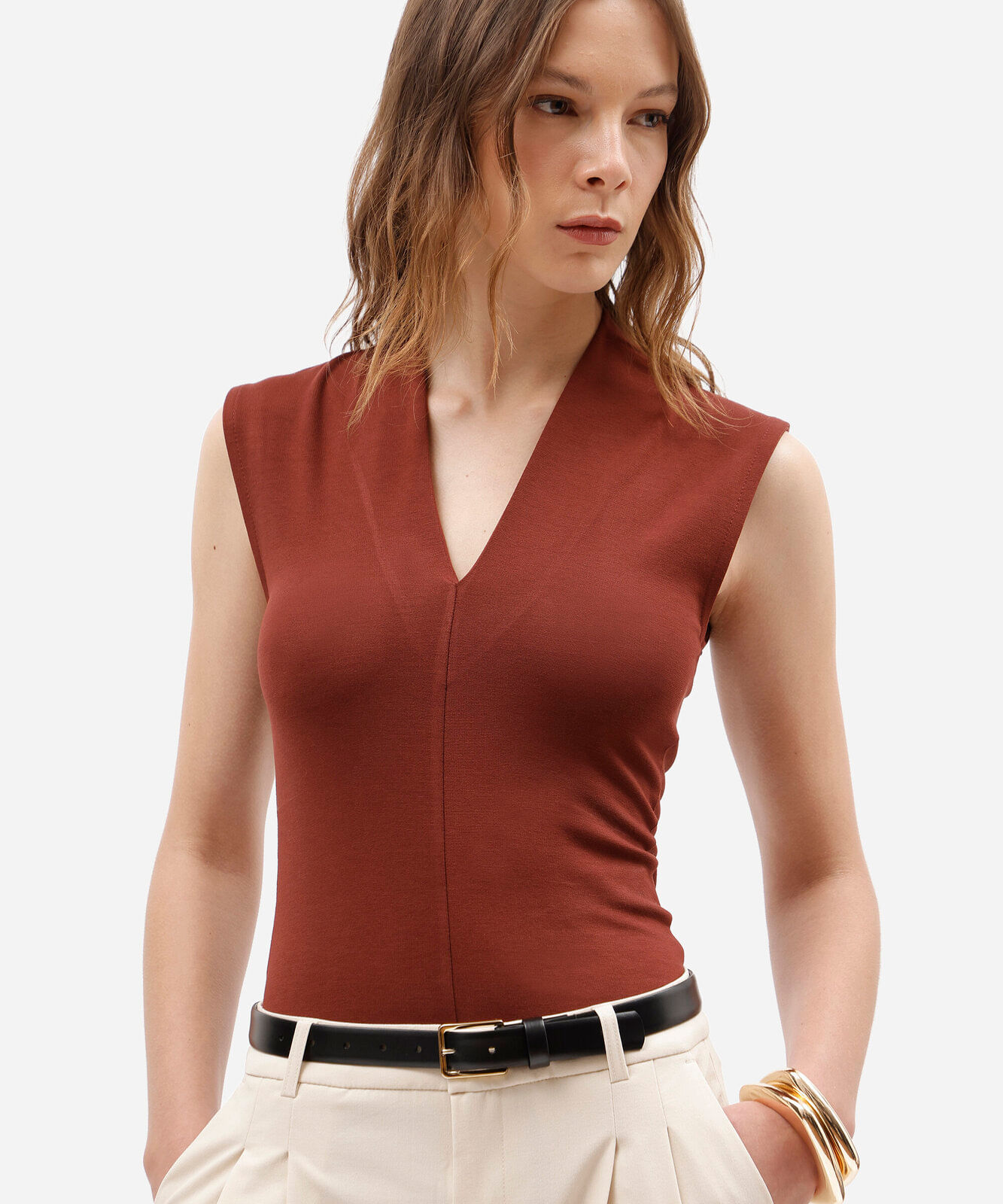 regata feminina com viscose decote v marrom