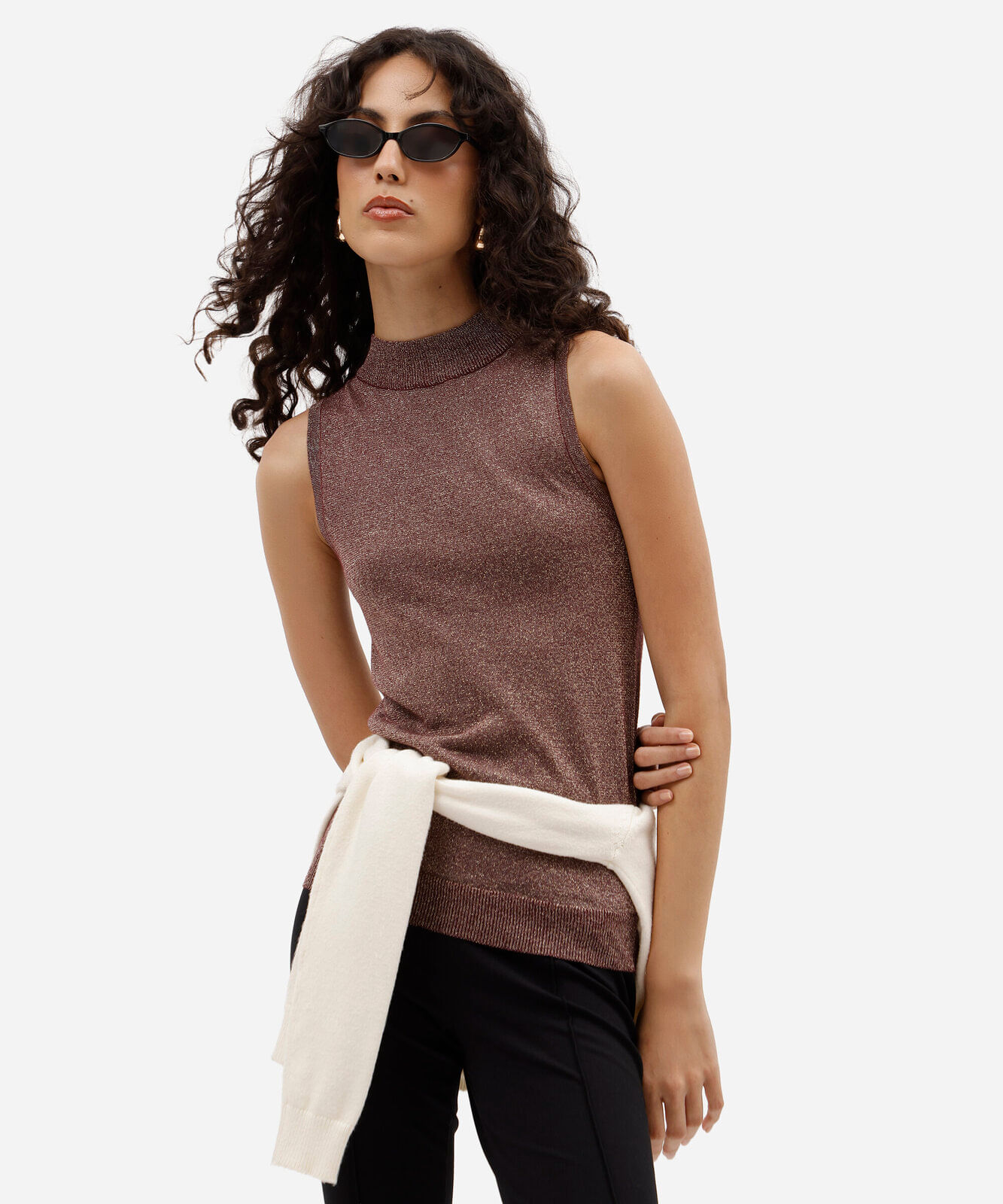 regata feminina de tricot com lurex gola alta vinho