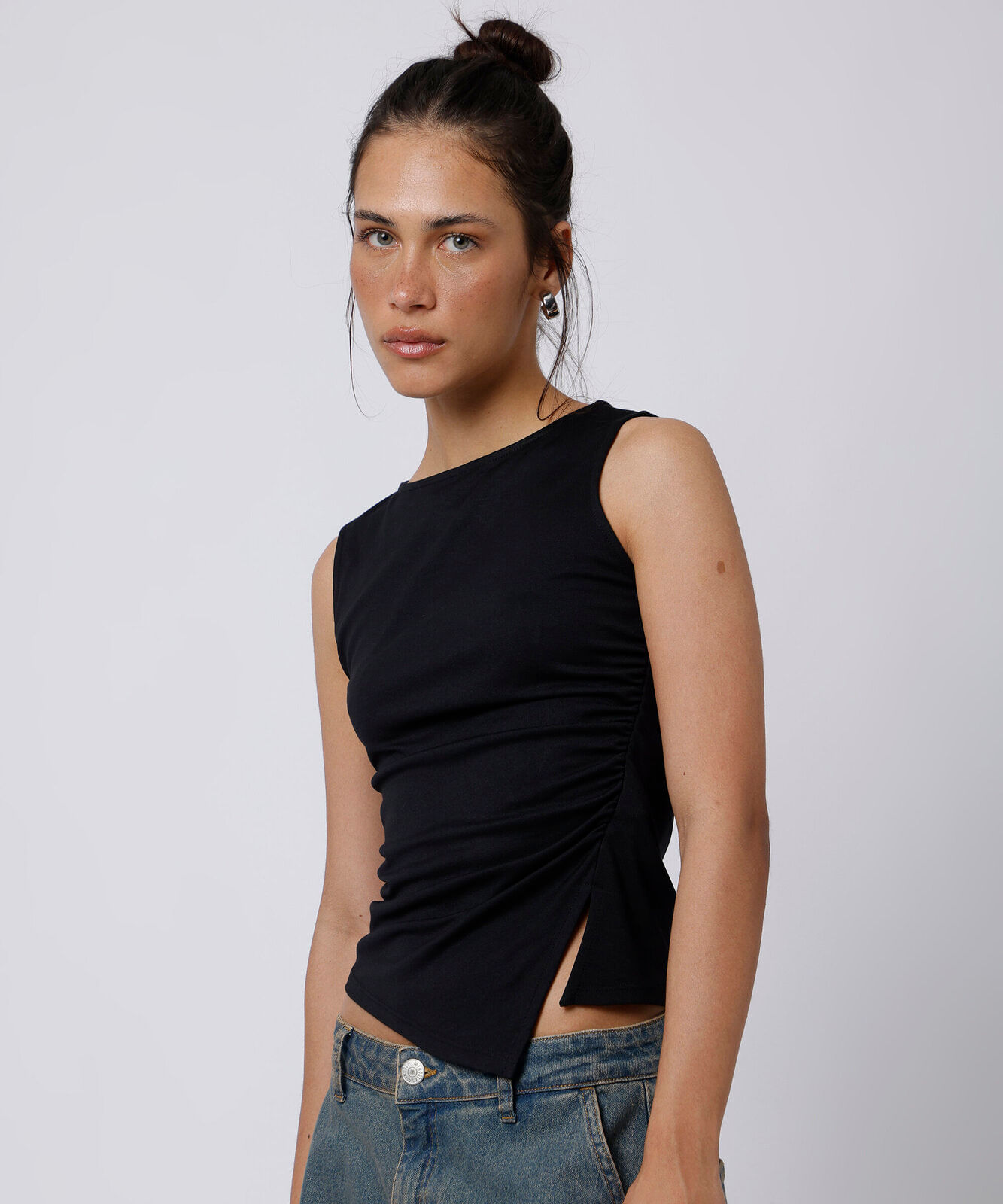 blusa feminina com viscose e fenda franzida mindset preta