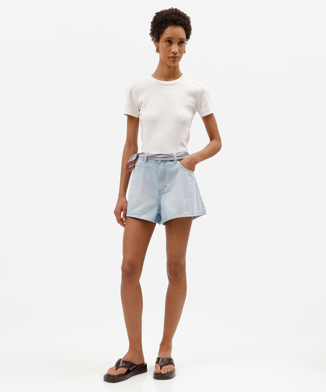 short feminino jeans cintura média com lenço azul