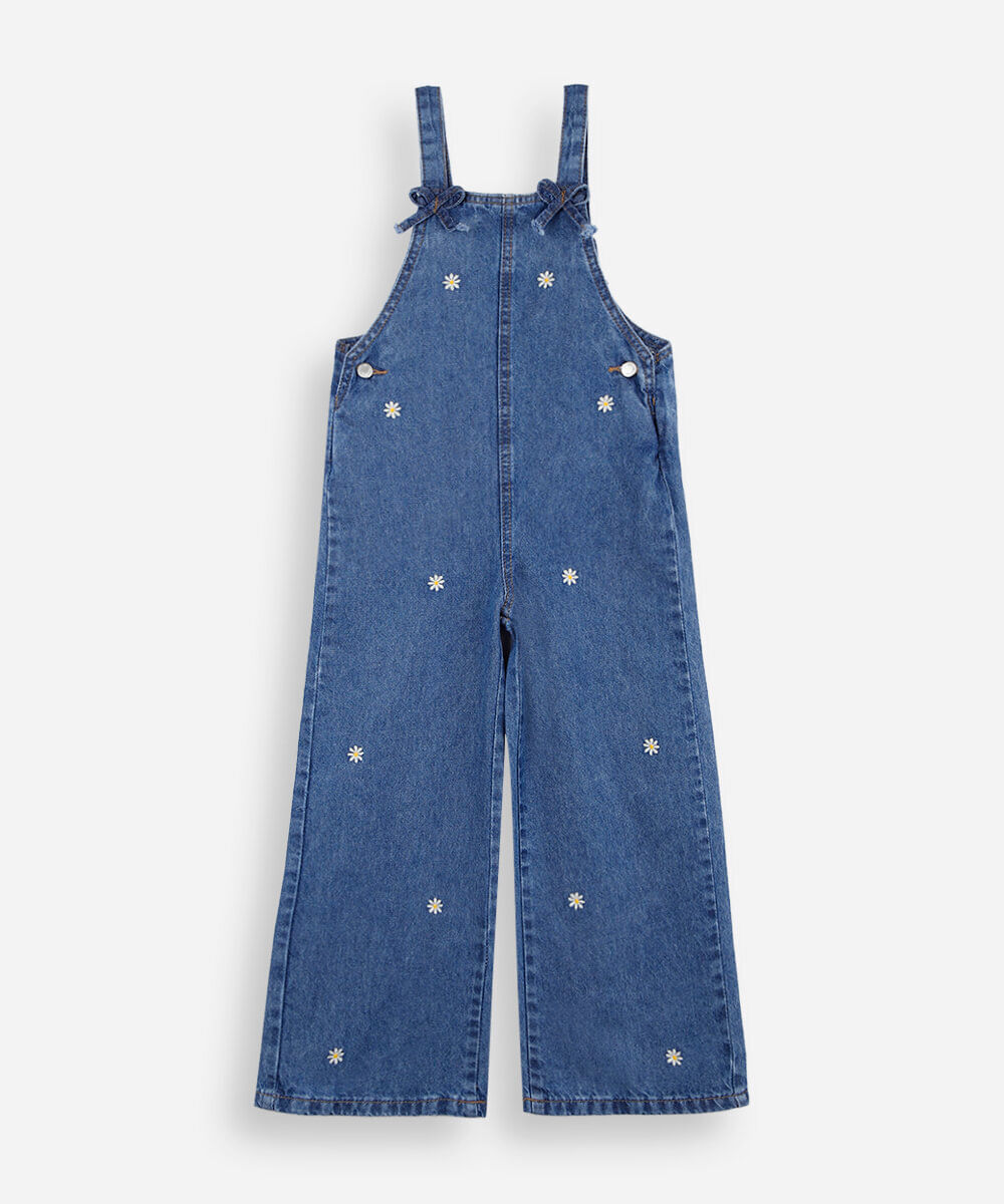 jardineira infantil jeans com bordado floral azul