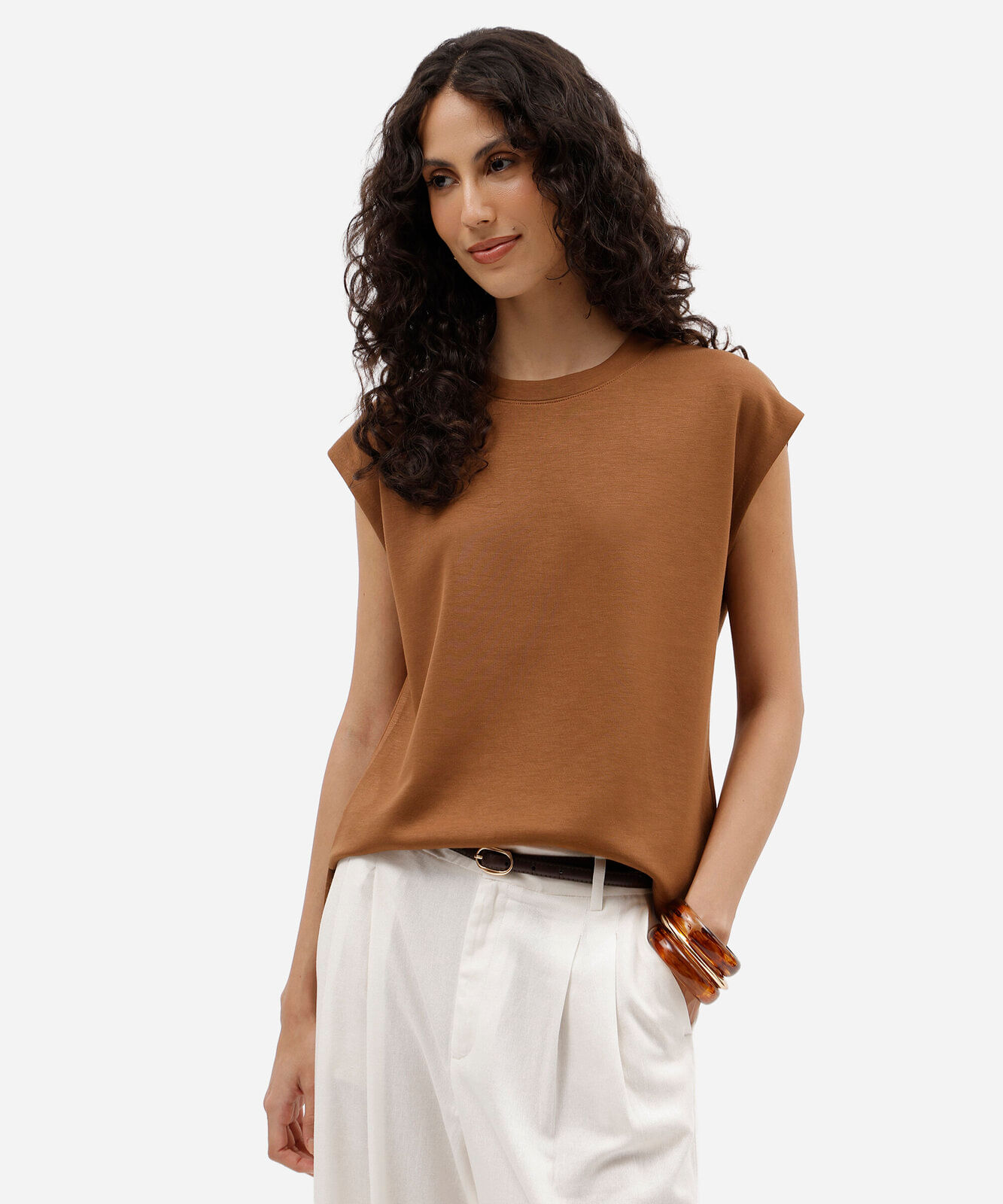 blusa muscle tee feminina com viscose decote redondo marrom