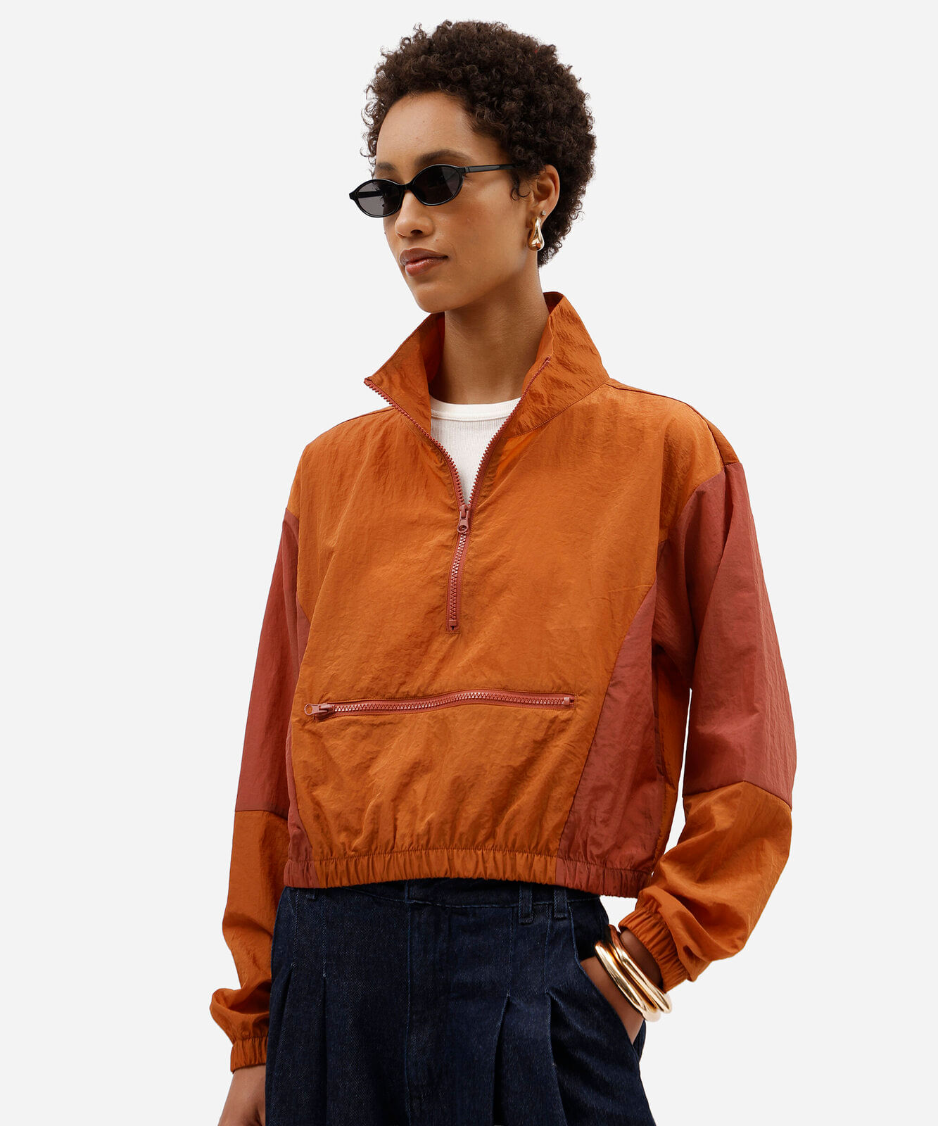 jaqueta anorak feminina de poliamida gola funnel neck com recortes laranja