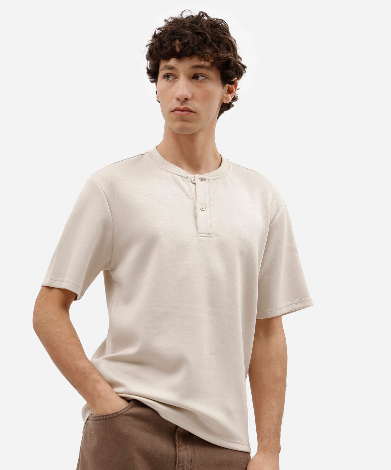 camiseta masculina com viscose gola henley manga curta bege
