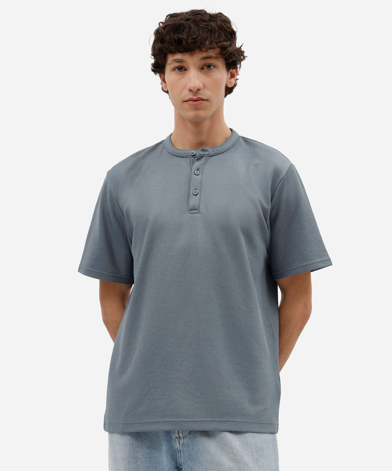 camiseta masculina gola henley manga curta texturizada cinza