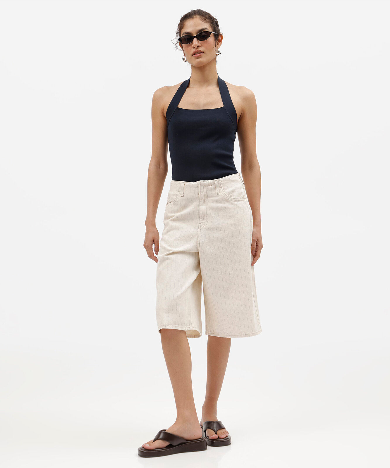 bermuda jorts feminina de sarja cintura alta listrada bege