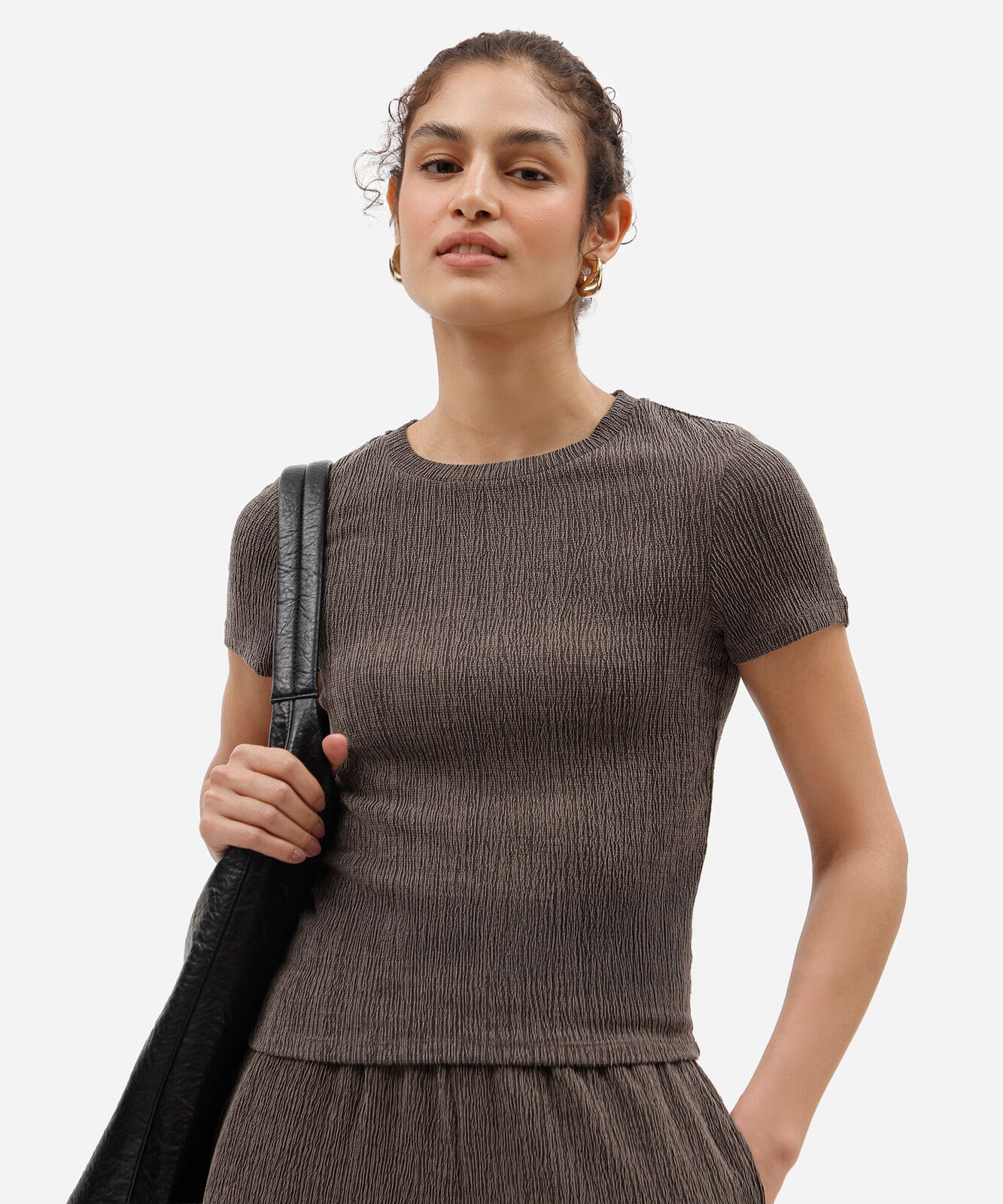 blusa básica baby look feminina manga curta texturizada marrom