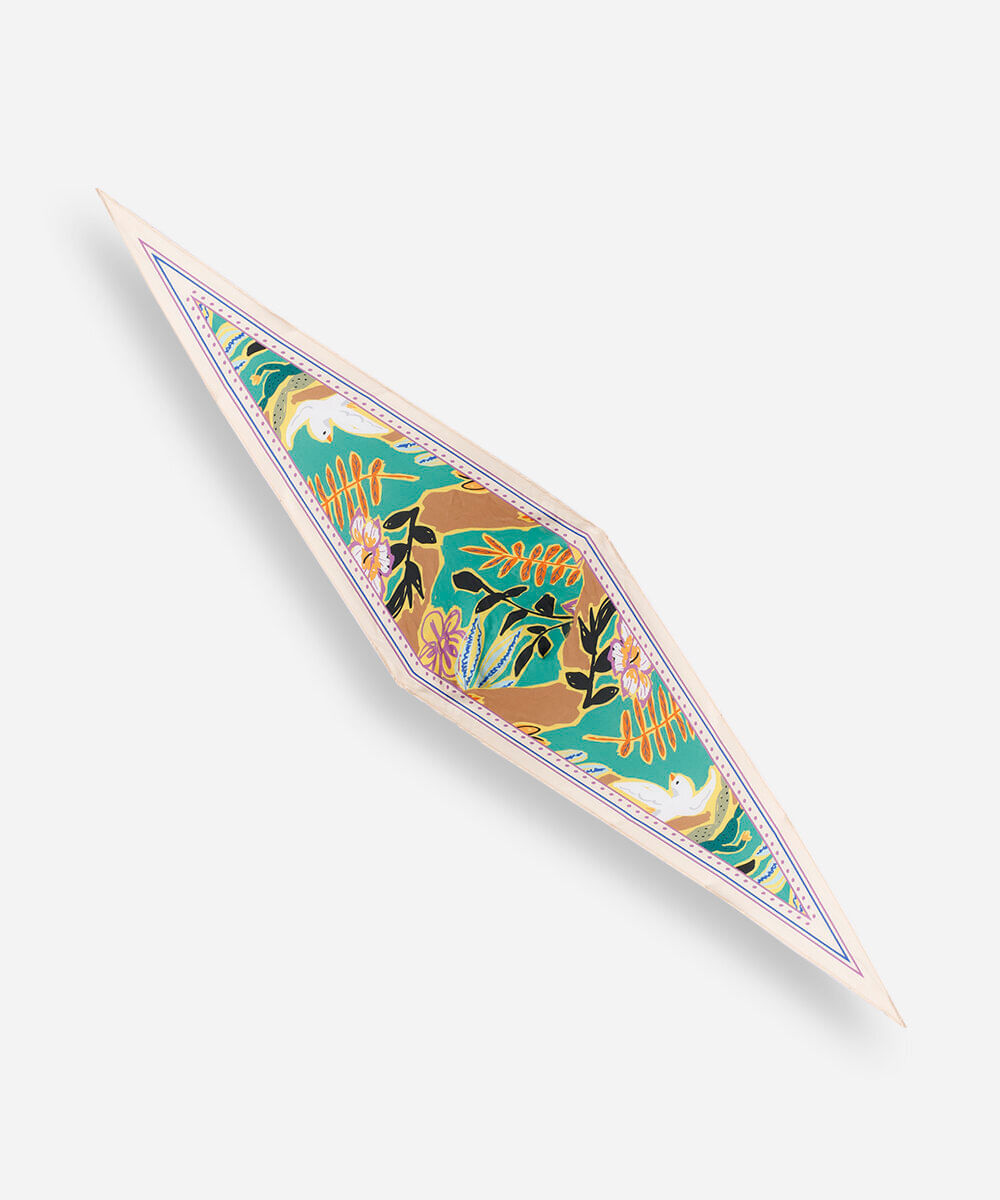 lenço floral acetinado com broche colorido