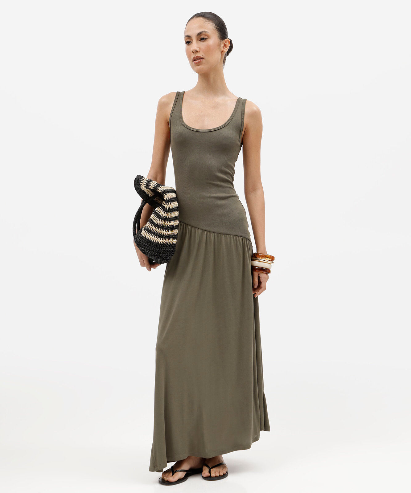 vestido longo feminino em viscose com recorte assimétrico verde