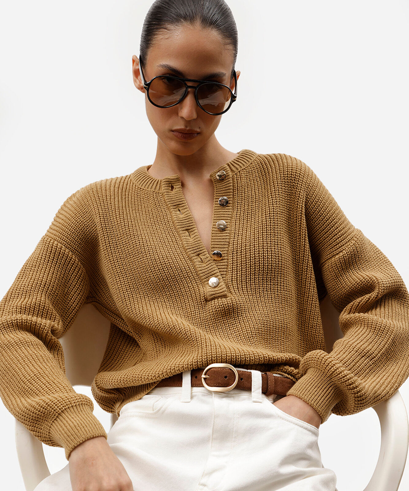 suéter feminino de tricot canelado com gola alta e botões bege