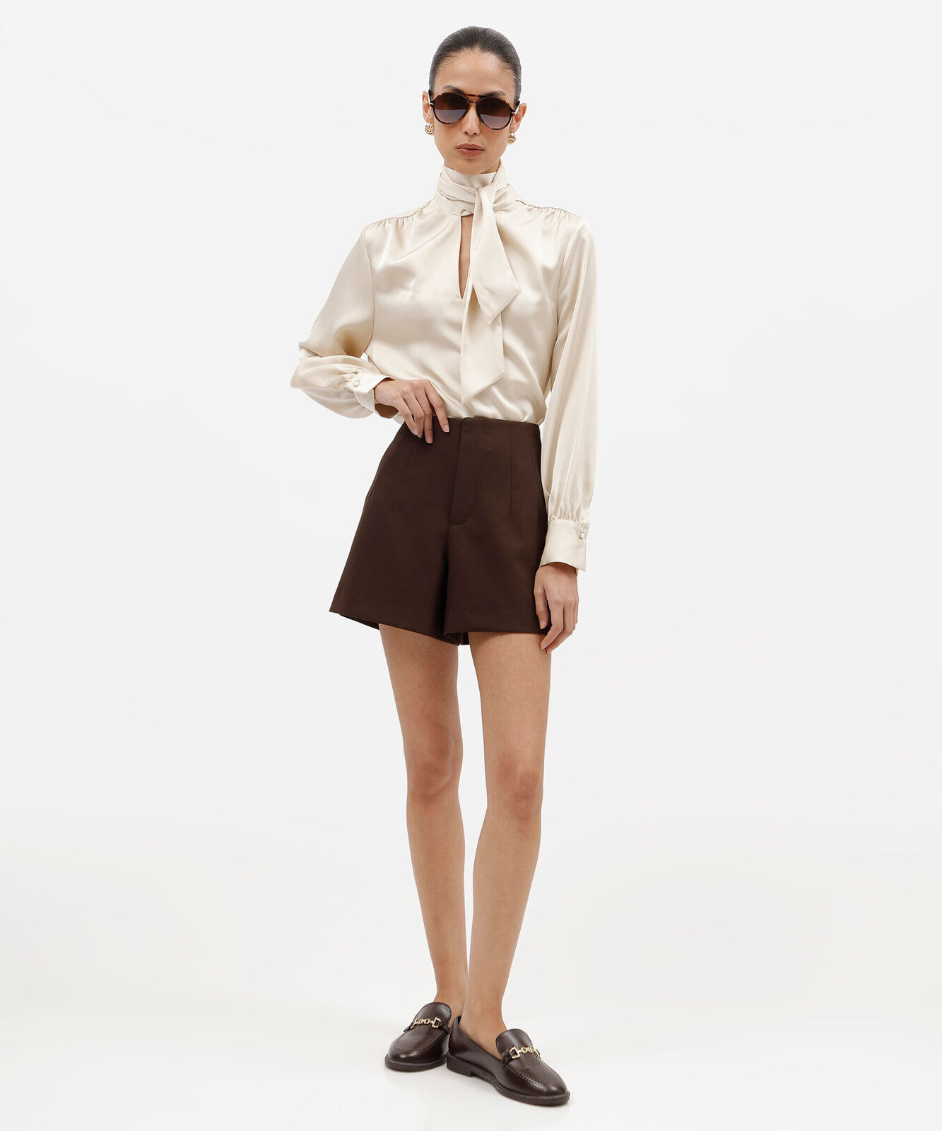 short feminino de alfaiataria com pregas cintura alta marrom