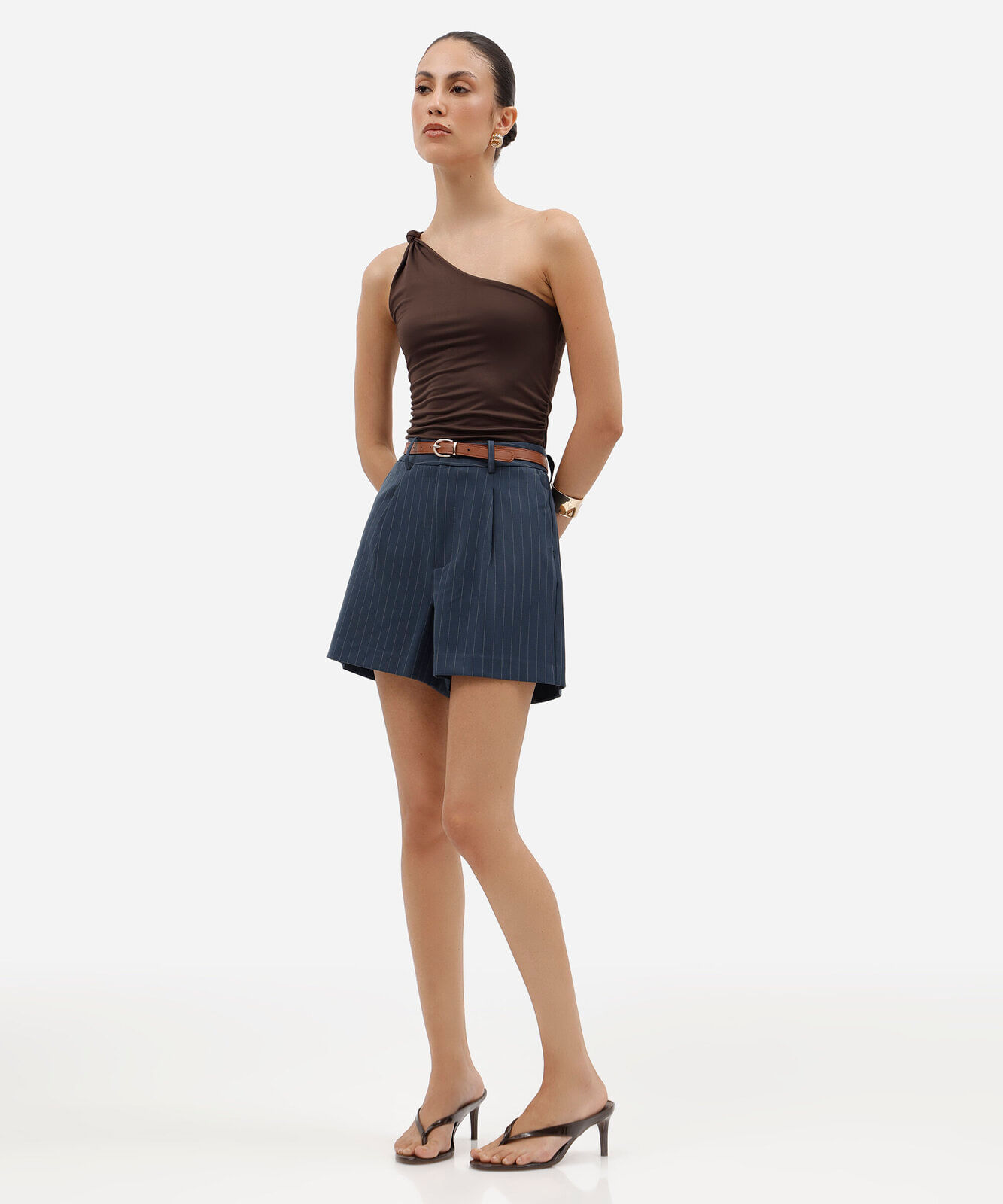short feminino de alfaiataria risca de giz com cinto azul