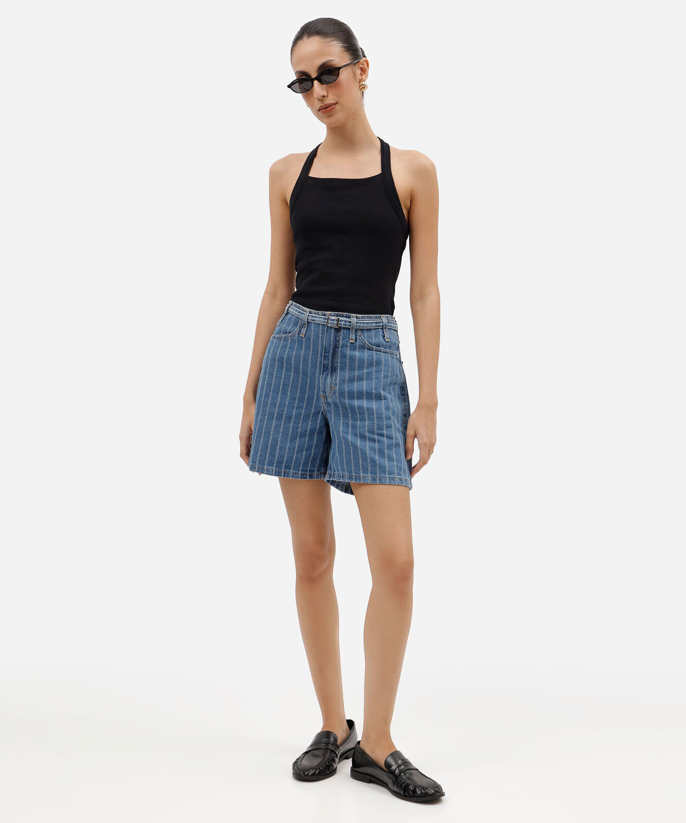 short feminino jeans cintura alta com cinto listrado azul