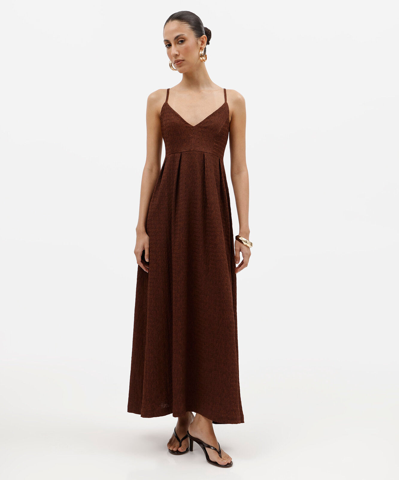 vestido longo feminino alça fina decote v texturizado marrom