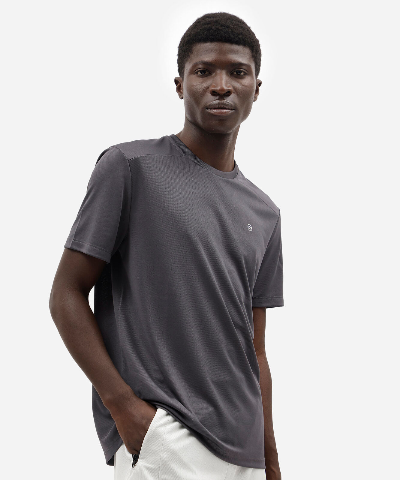 camiseta masculina esportiva com recorte cinza