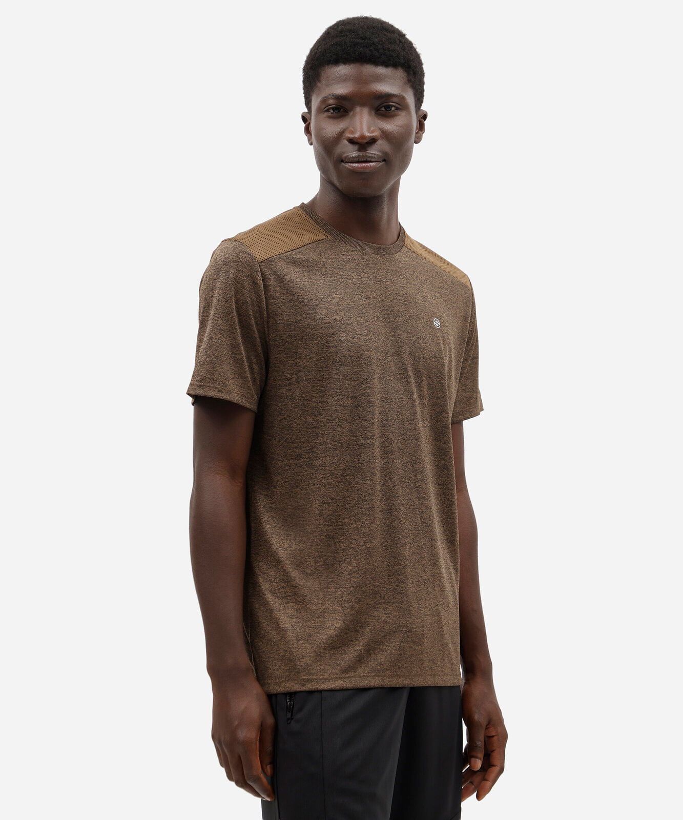 camiseta masculina esportiva com recorte marrom