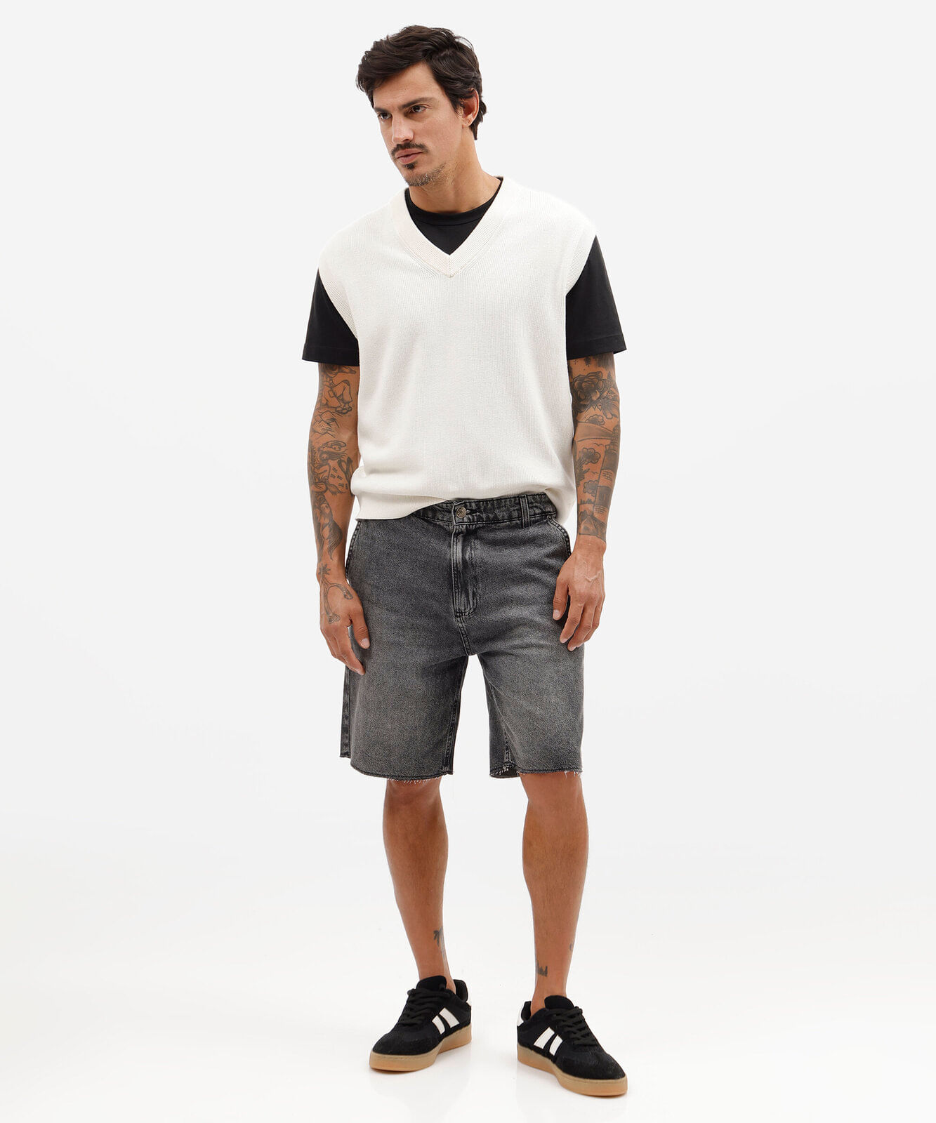 bermuda masculina jeans com barra a fio preta