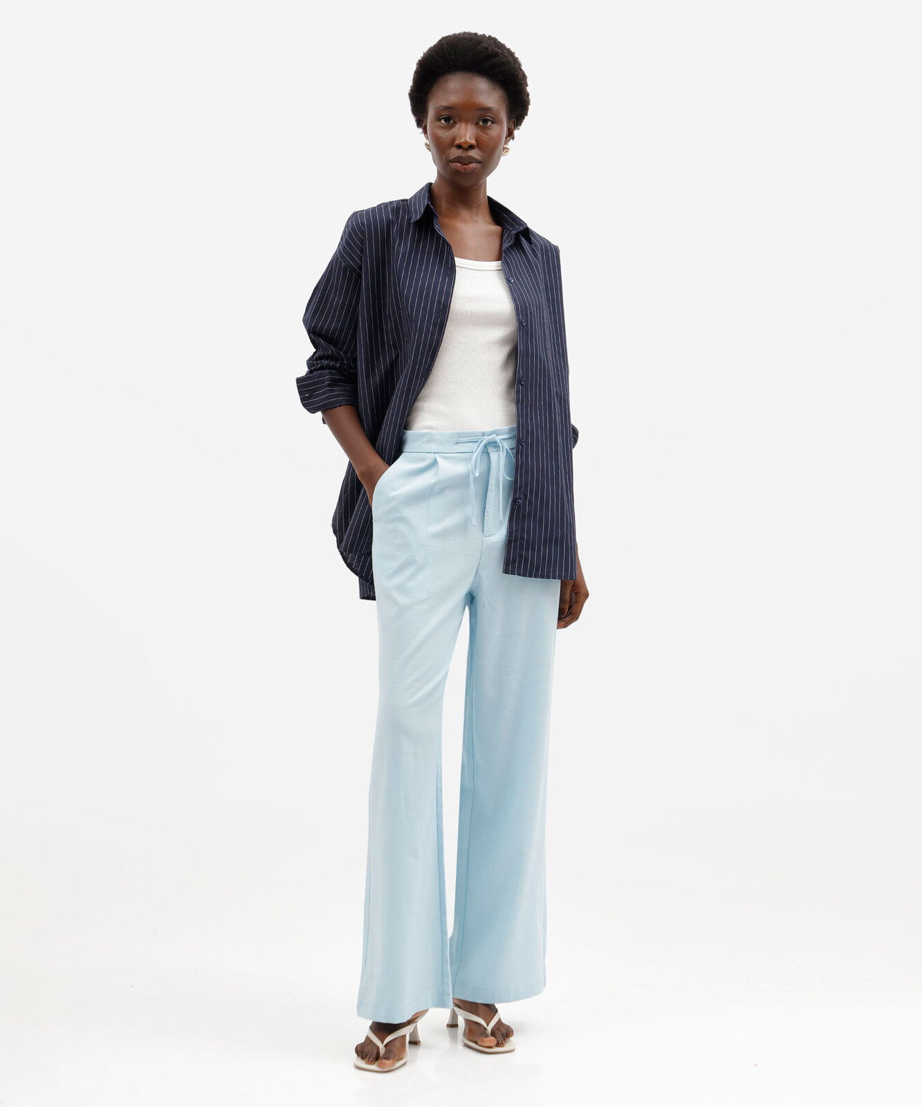 calça wide leg feminina de alfaiataria com amarração azul