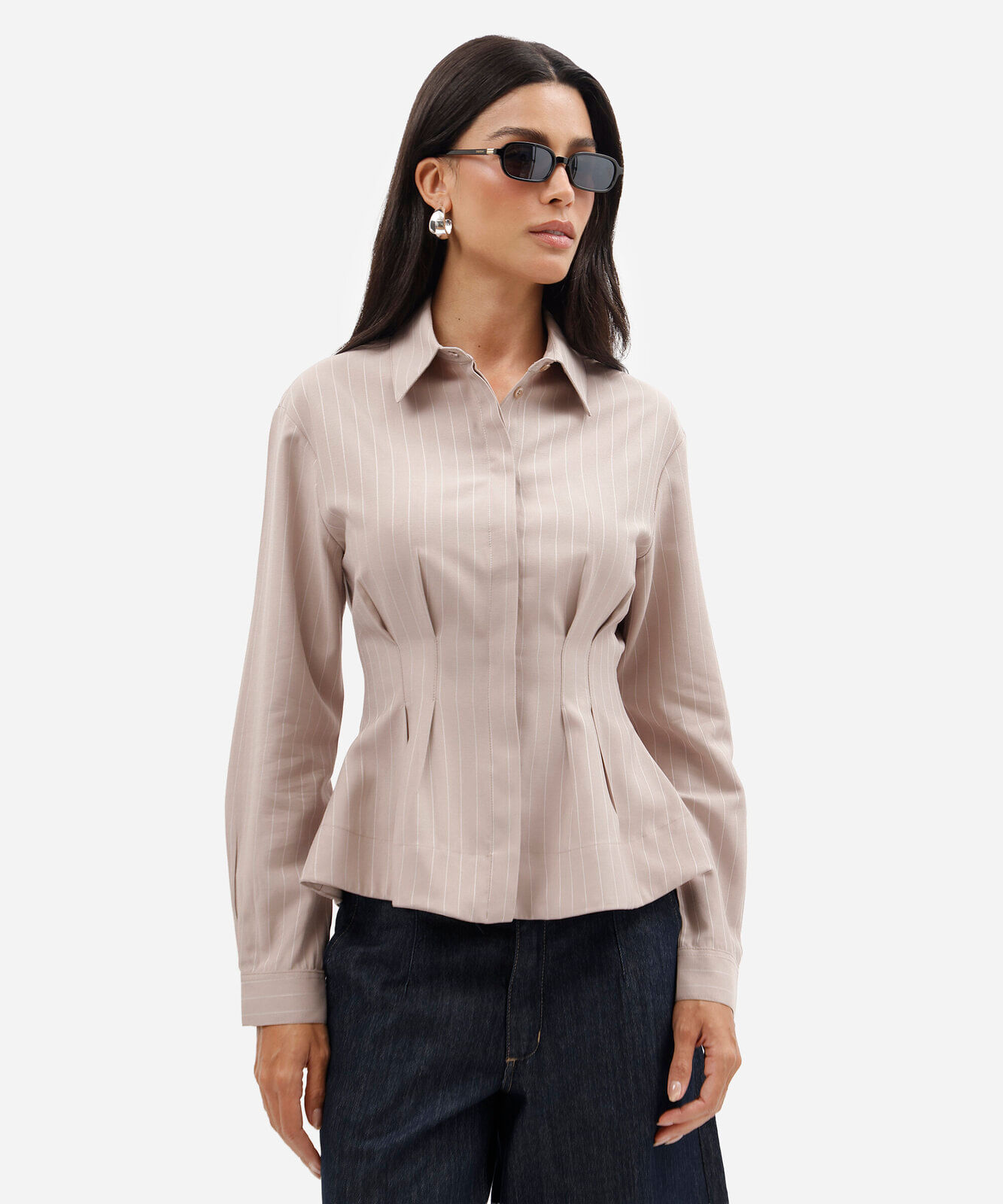 camisa feminina com viscose e pregas manga longa risca de giz bege