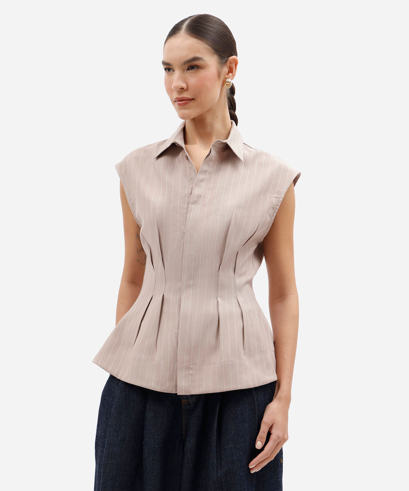 camisa feminina com viscose e pregas risca de giz bege