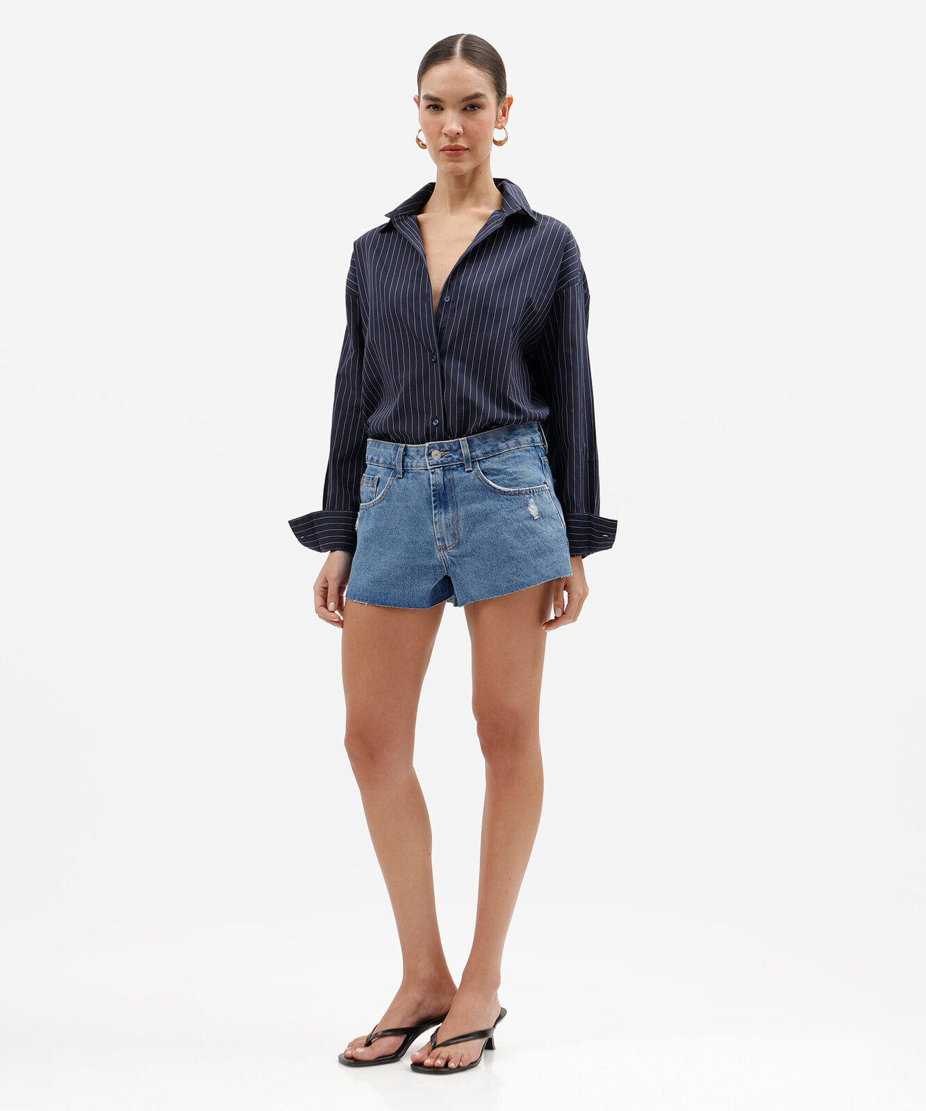 short curto feminino jeans cintura média destroyed azul