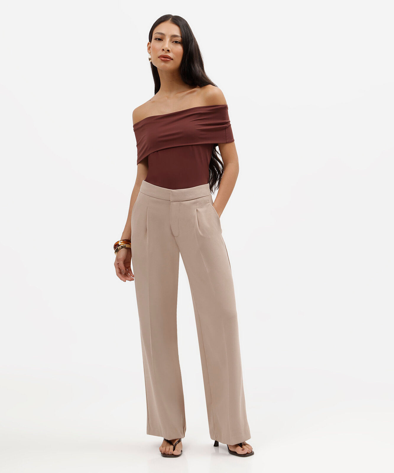 calça wide leg feminina de alfaiaria bege