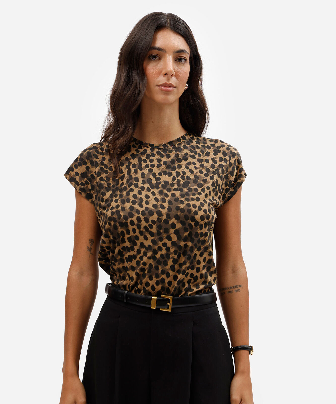 blusa feminina de viscose manga curta animal print marrom