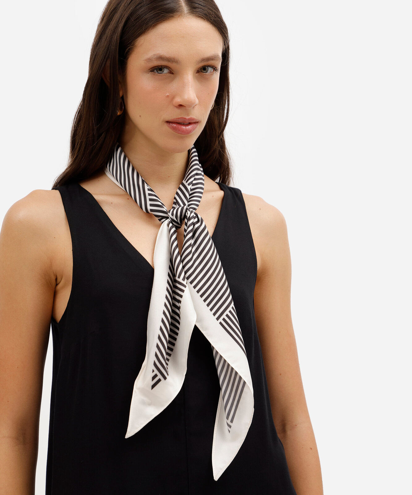 lenço feminino triangular acetinado com estampa geométrica colorido