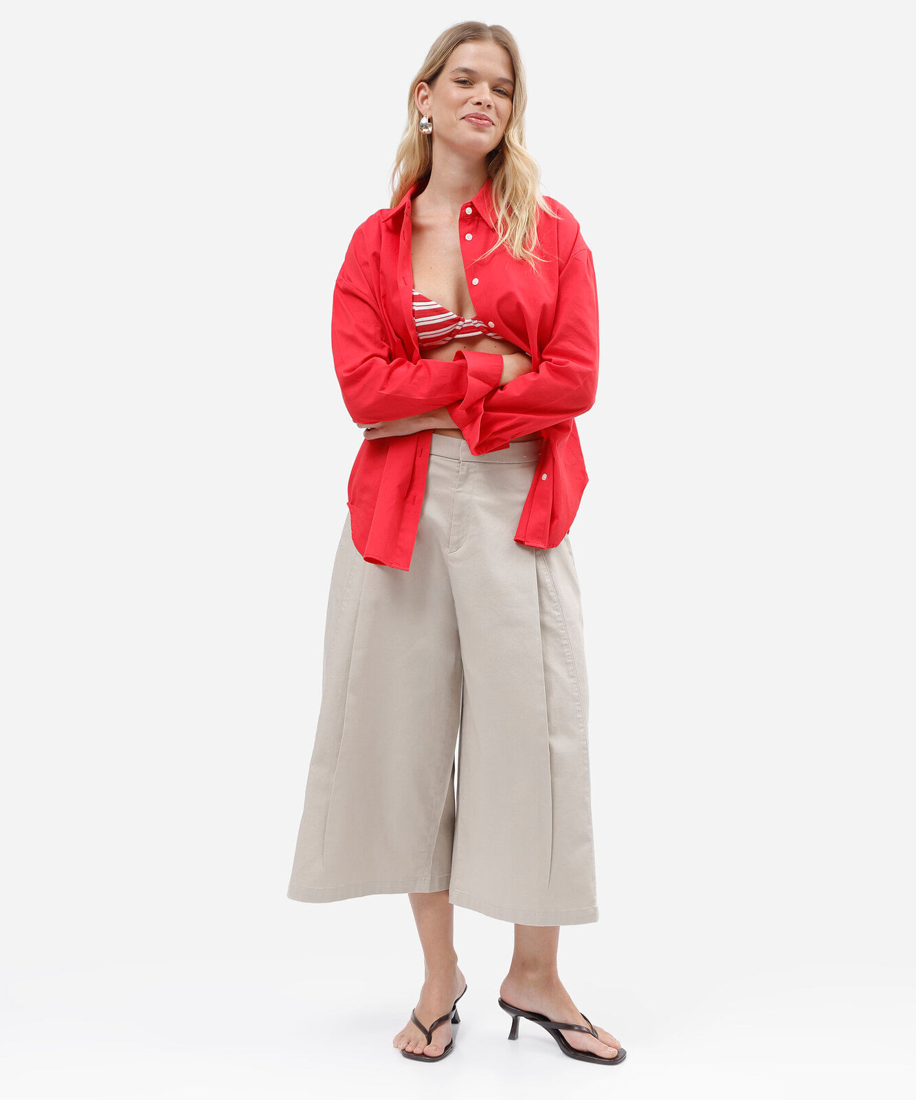 bermuda jorts alongada feminina de sarja com pregas bege