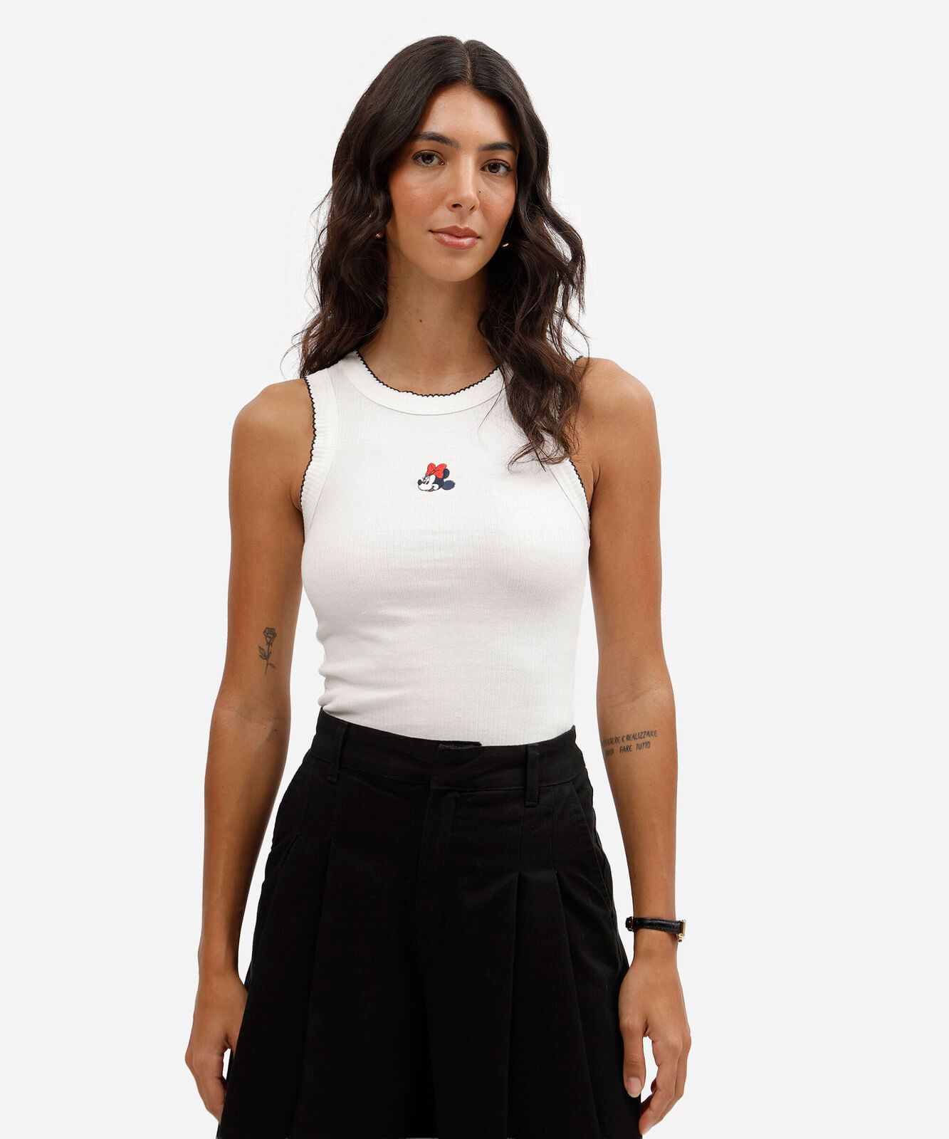 regata feminina de algodão com bordado minnie canelada julia faria e mickey e amigos off white