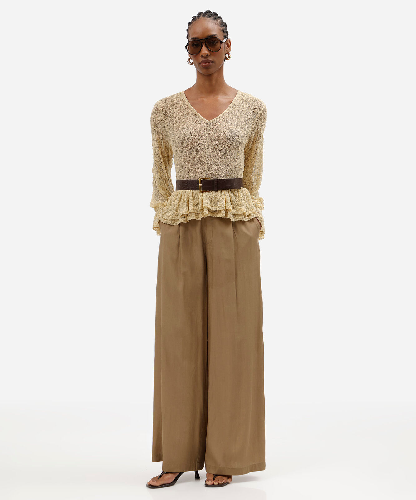 calça feminina wide leg de crepe com cinto bege