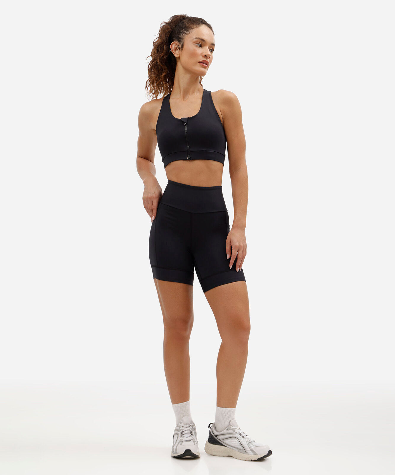 bermuda feminina esportiva com bolsos preto