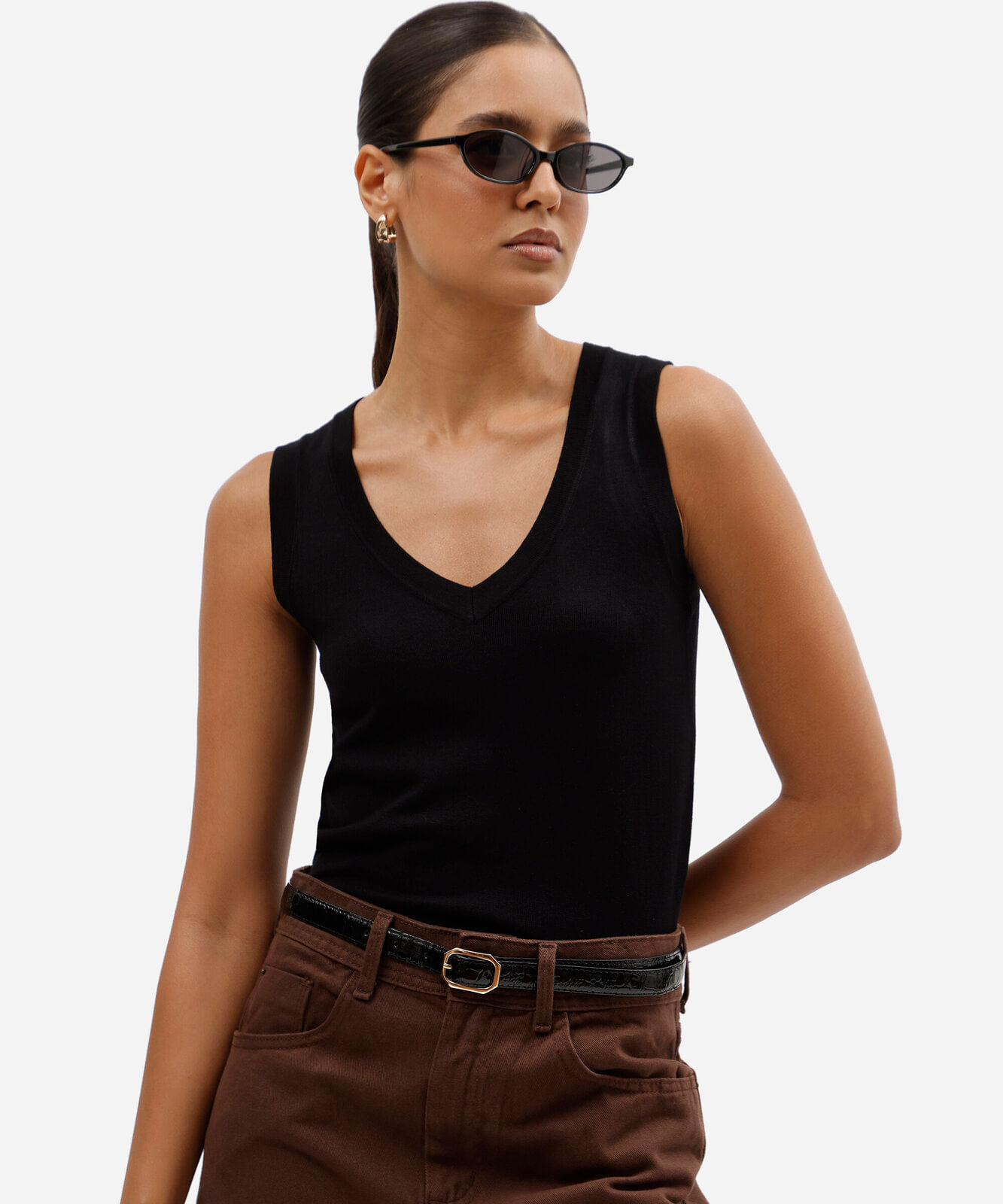 top básico de tricô feminino com decote v preto