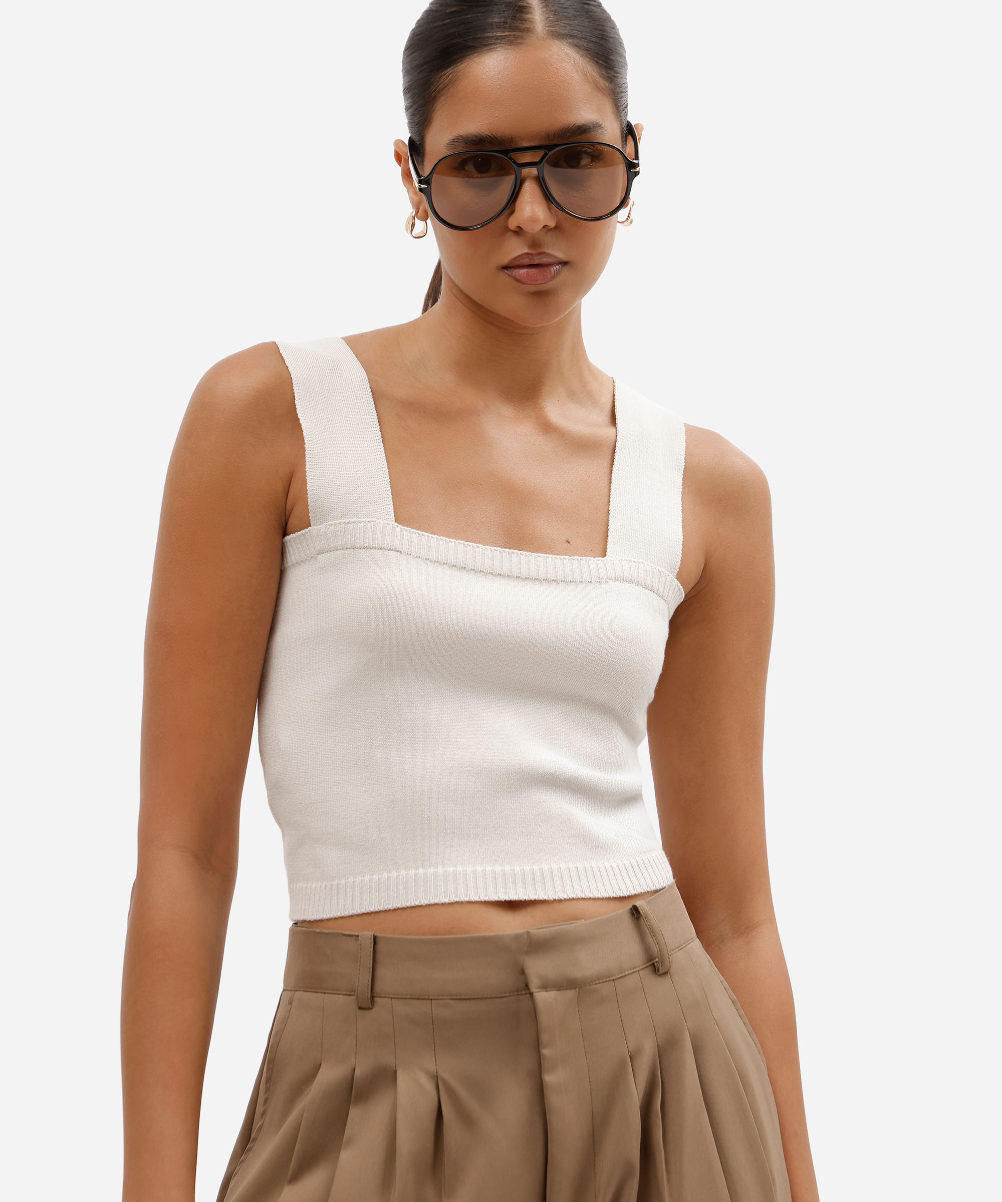 top cropped feminino de tricô com decote quadrado bege