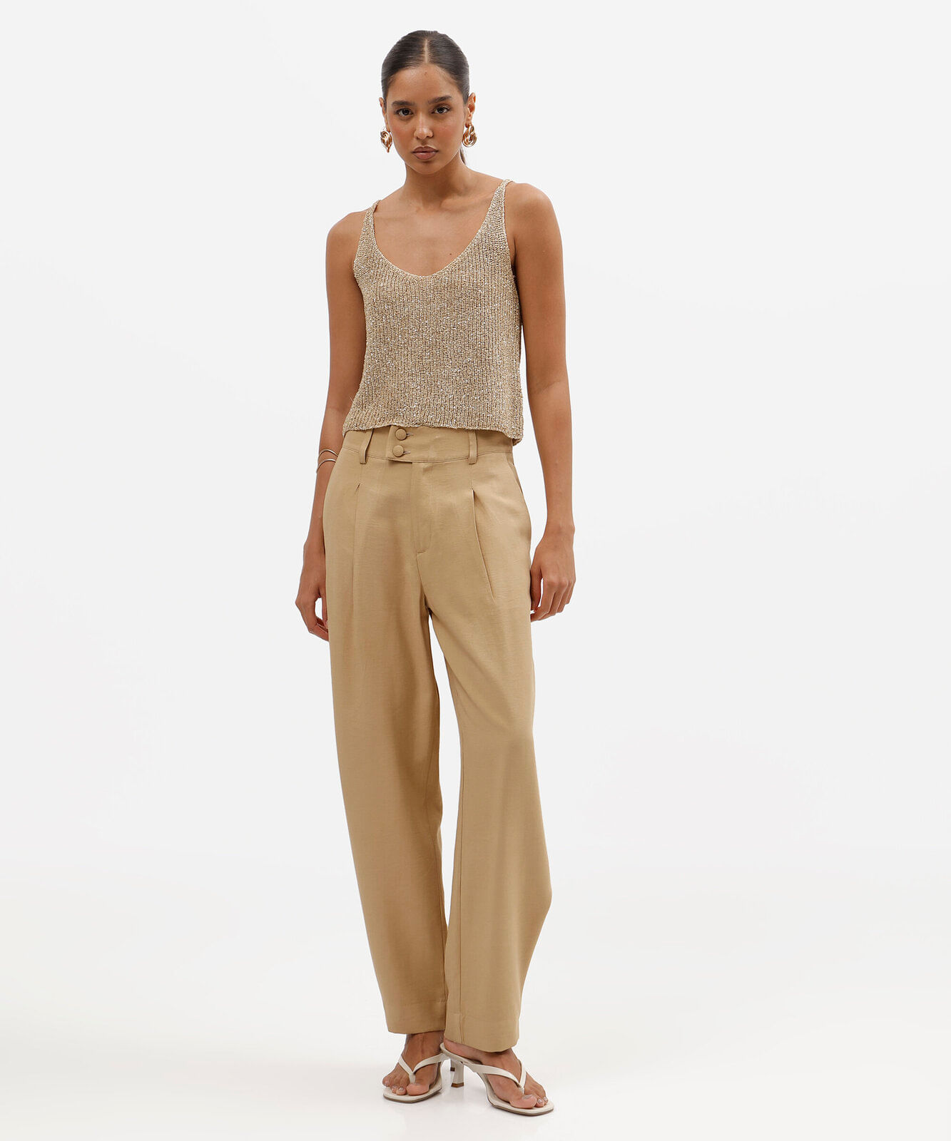 calça reta feminina com viscose e pregas bege