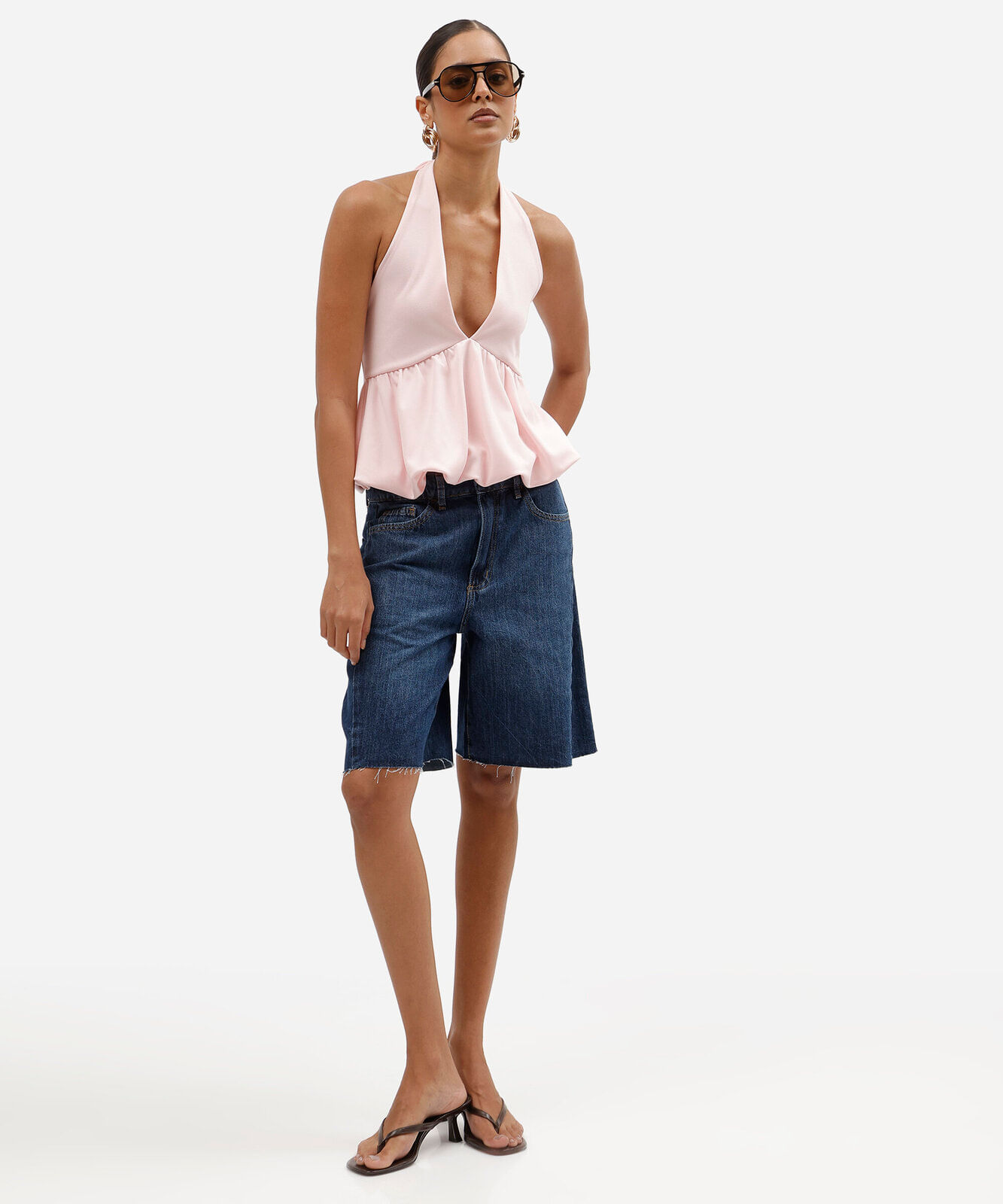 bermuda reta feminina jeans cintura média com barra a fio azul