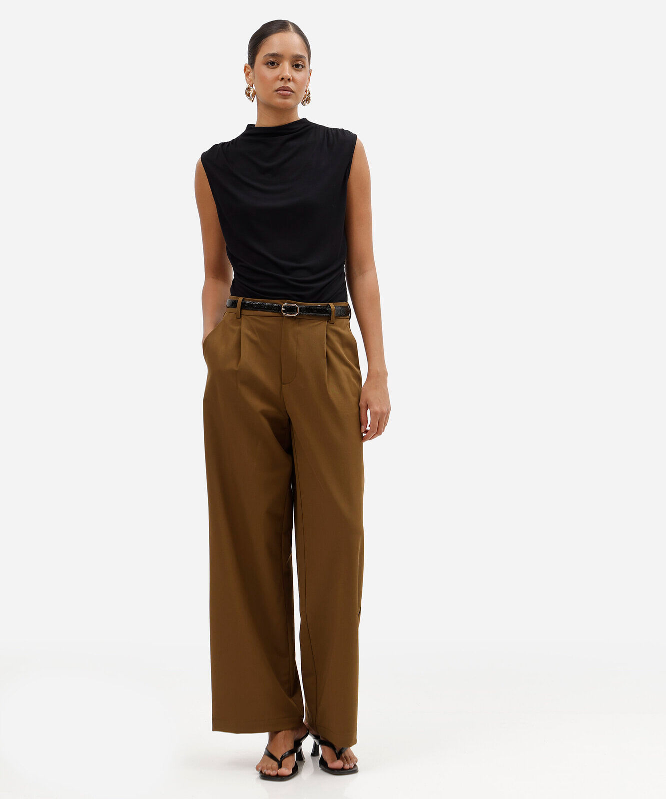 calça wide leg feminina de alfaiataria com pregas marrom