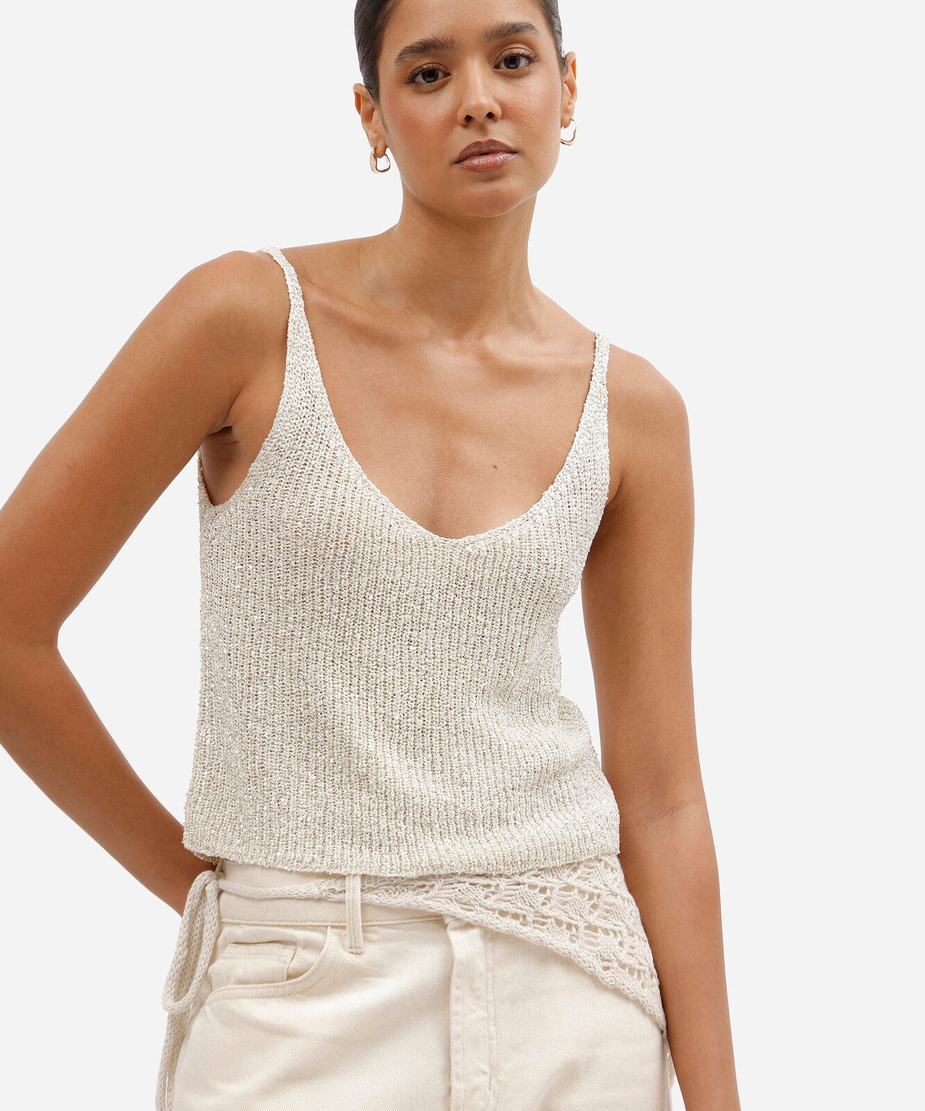 regata cropped feminina de tricot com paetê off white