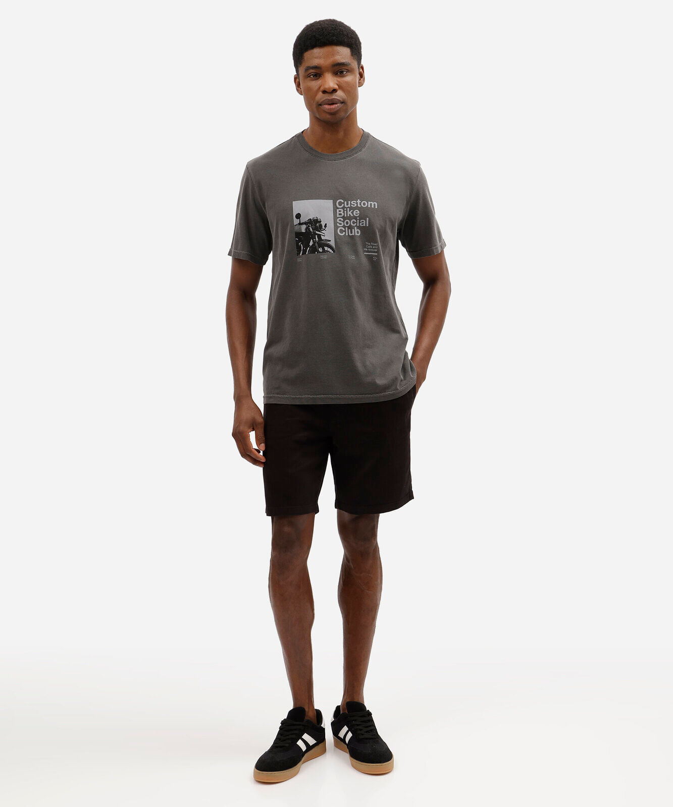 bermuda masculina relaxed de sarja com cós elástico e amarração preta